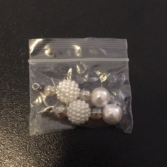 5pc. Beige Pearl like Glass Bead Bracelets and Earring Set. - Picture 6 of 6